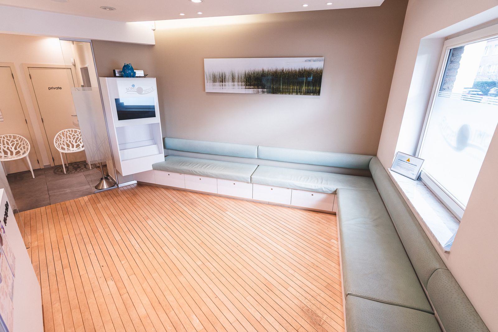Waiting room — Somi Smile practice, Uccle, Brussels